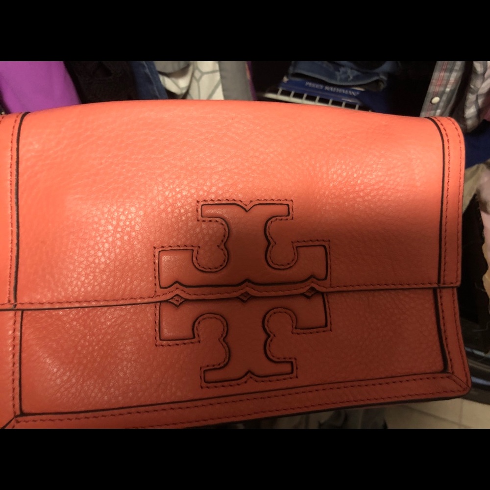 Can be used as a clutch or cross body